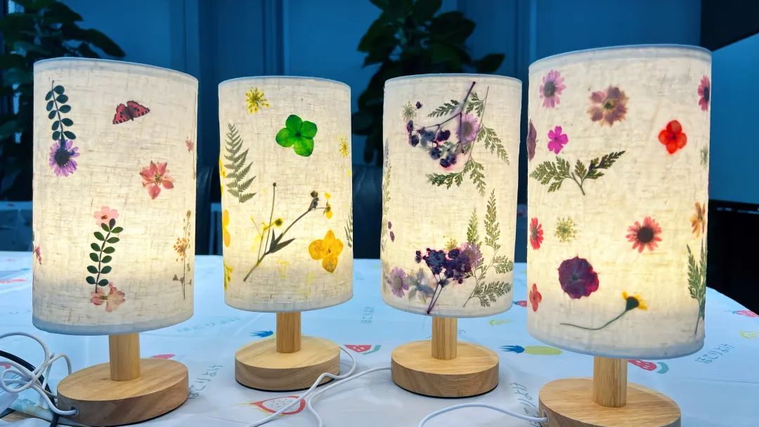 英唐集團(tuán)開展 花燈藝語 點(diǎn)亮美好 壓花臺(tái)燈制作活動(dòng)